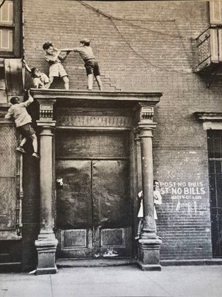 A Way of Seeing: Photographs of New York by Helen Levitt with an essay by James Agee